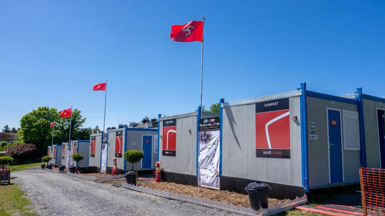 Iomtt Village At Isle Of Man Tt Дъглас Екстериор снимка