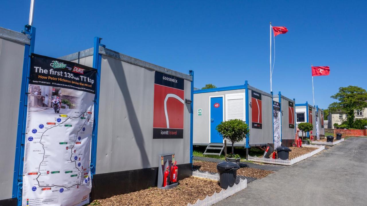 Iomtt Village At Isle Of Man Tt Дъглас Екстериор снимка